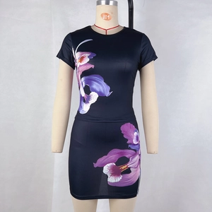 Détail du haut noir et de la mini-jupe avec imprimé floral d'orchidées violettes