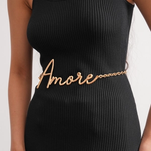 Detailansicht der eleganten goldenen 'Amore' Schriftzug Taillenkette auf Kleid