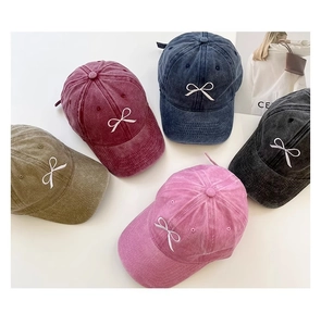 Flache Darstellung von Vintage-Baumwoll-Baseballkappen in fünf Farben mit Schleifenstickerei