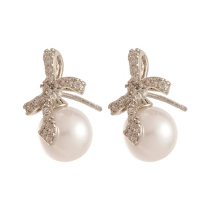 Elegante zilveren strikoorbellen met fonkelende zirkonia en ronde witte parels