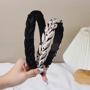 Vue détaillée de serre-têtes tressés en velours noir et tissu à pois élégants