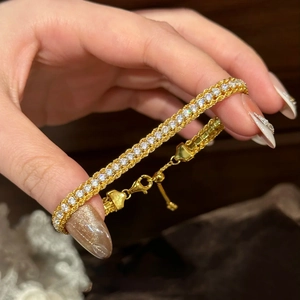 Vue macro détaillée du bracelet tennis en argent S925 avec chaîne dorée réglable