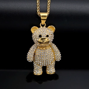 Detailansicht eines vergoldeten Teddybär-Anhängers mit funkelnden Kristallen