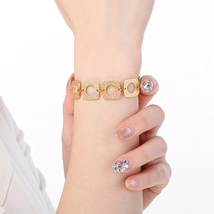 Détail d'un bracelet à maillons carrés plaqué or 18 carats avec finition mate au poignet