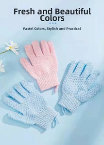 Detailansicht der rosa und blauen Peeling-Badehandschuhe aus Nylon mit körniger Textur
