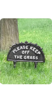 Détail d'un panneau de jardin en fonte avec texte de pelouse sur herbe verte