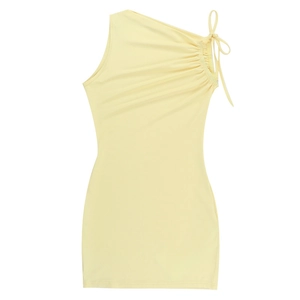 Detail eines gelben One-Shoulder-Minikleids mit Kordelzug und geraffter Schulterstruktur