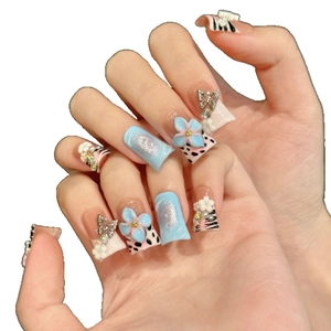 Faux ongles faits main avec fleurs 3D, fini perle bleue et décorations de papillon
