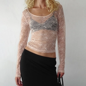Haut moulant à manches longues en dentelle rose avec motifs floraux pour un style tendance