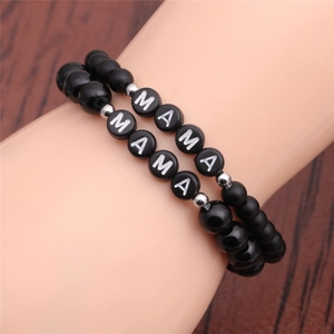 Ensemble de deux bracelets perlés MAMA noirs avec pierres mates et brillantes sur bois