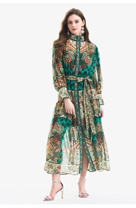 Detailaufnahme des Paisley-Musters auf grünem Chiffon mit eleganten Laternenärmeln