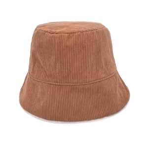 Gros plan sur la texture du velours côtelé marron caramel d'un bob d'hiver pour femme