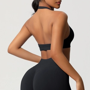 Gros plan sur la texture côtelée sans couture de l'ensemble de yoga noir dos nu