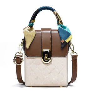 Sac bandoulière bicolore marron et blanc avec poignée en foulard et fermoir doré chic