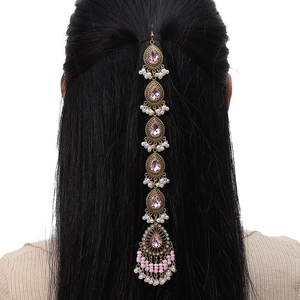 Gioiello per capelli etnico dorato con cristalli rosa e nappe di perle bianche