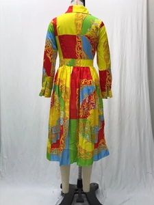 Vista posterior de un vestido largo de manga larga con estampado barroco y talle ajustado