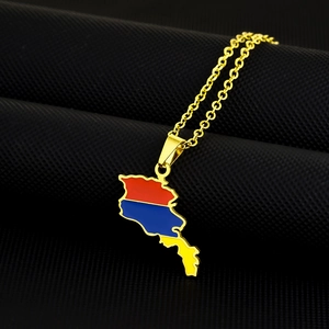 Collier pendentif carte Arménie avec rayures d'huile rouge bleu abricot sur chaîne dorée