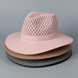 Détail de trois chapeaux de paille Panama empilés avec texture tissée et larges bords
