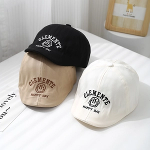 Trois bérets pour enfants en noir, beige et blanc avec broderie Clemente smiley