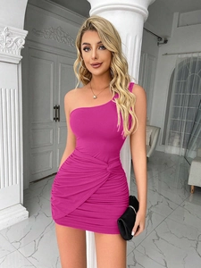 Vestido mini ajustado fucsia de un hombro con detalles fruncidos y silueta elegante chic