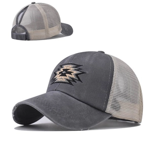 Dettaglio del cappellino da baseball per coda di cavallo in cotone lavato con mesh