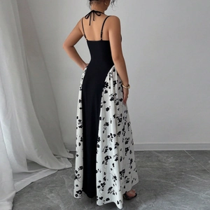 Détail du design dos nu à licou sur une robe longue à fleurs noires et blanches