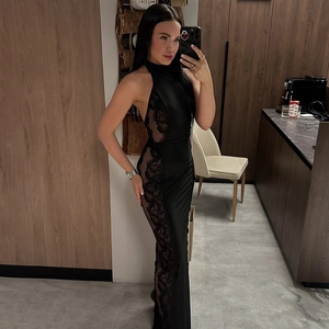Robe longue licou noire sexy avec empiècements en dentelle transparente et coupe moulante