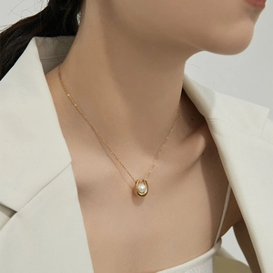 Collier élégant en acier titane en forme de U avec perle ronde et chaîne dorée