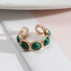 Détail de la bague ajustable dorée ornée de cinq perles de malachite verte alignées