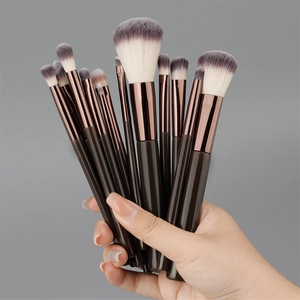 Detail van 13 professionele make-up penselen met zachte haren en roségouden ringen