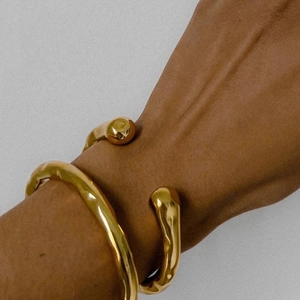 Bracciale a polsino martellato irregolare placcato oro 18K con design aperto