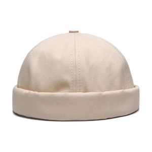Bonnet docker beige sans bord avec coutures apparentes sur fond blanc