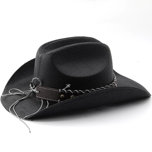 Détail d'un chapeau de cowboy noir tressé avec bande en cuir et rivets métalliques