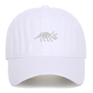 Detail der Triceratops-Skelett-Stickerei auf weißer Baumwoll-Baseballkappe