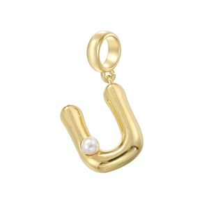 Vue détaillée du pendentif lettre U doré avec surface lisse et perle blanche incrustée