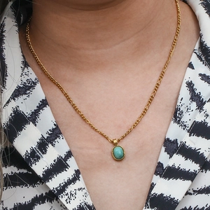 Détail du collier doré avec pendentif ovale en amazonite vert menthe