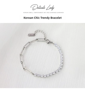 Vue détaillée du bracelet à maillons rectangulaires avec zircons et fermoir ajustable