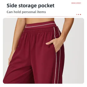 Détail du pantalon de sport bordeaux avec taille élastique et poche latérale pratique