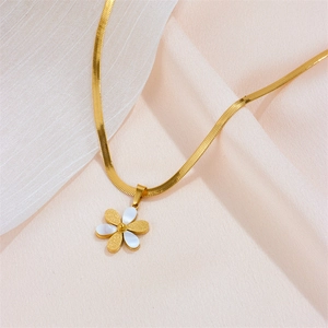 Elegant gold titanium steel flat snake chain necklace with daisy pendant on silk