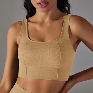 Détail de la maille côtelée du soutien-gorge de sport sans couture camel à large bord