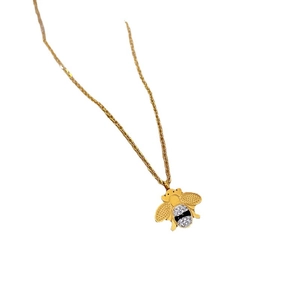 Collier minimaliste en acier titane avec pendentif abeille doré et cristaux étincelants