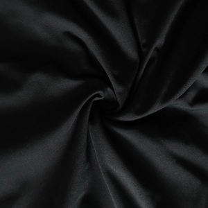 Gros plan détaillé de la texture du tissu noir lisse avec drapé élégant et éclat soyeux