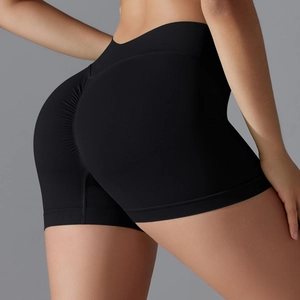 Gros plan sur le short de yoga noir sans couture avec taille en V et effet fessier galbé