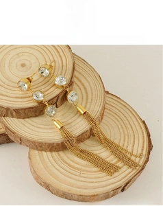 Vue détaillée de boucles d'oreilles pendantes en acier plaqué or 18K avec zircons