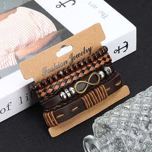 Détail de bracelets multicouches en cuir avec perles en bois et symbole de l'infini