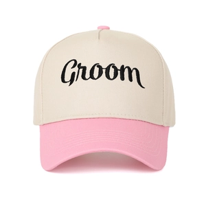Modische zweifarbige beige-rosa Baseballkappe mit eleganter schwarzer Groom-Stickerei