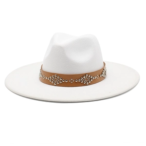Dettaglio cappello di lana bianco con cinturino in pelle marrone e borchie d'argento