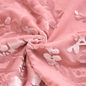 Vue macro détaillée du tissu en velours dévoré rose avec motifs floraux