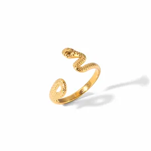 Détail de la bague serpent plaquée or 18 carats montrant les écailles et l'anneau ajustable