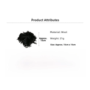 Détail du chouchou en plumes pelucheuses mesurant 15x15cm avec un design léger de 21g